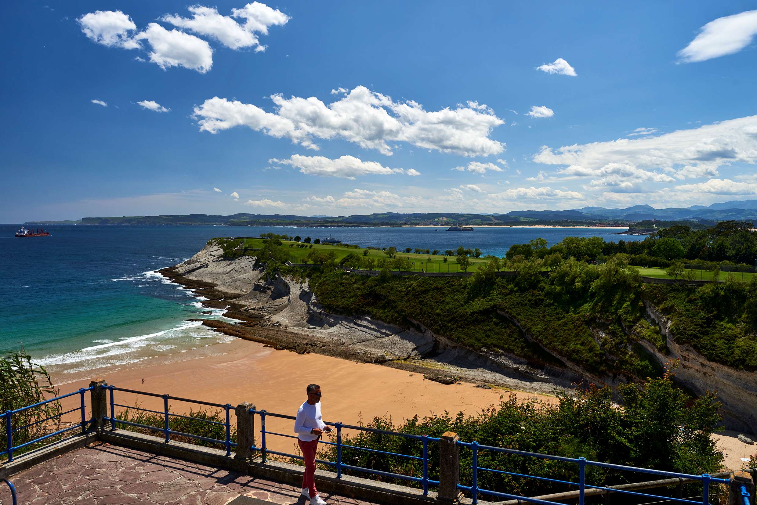 Vista de la Playa de Mataleñas desde el autobús turístico