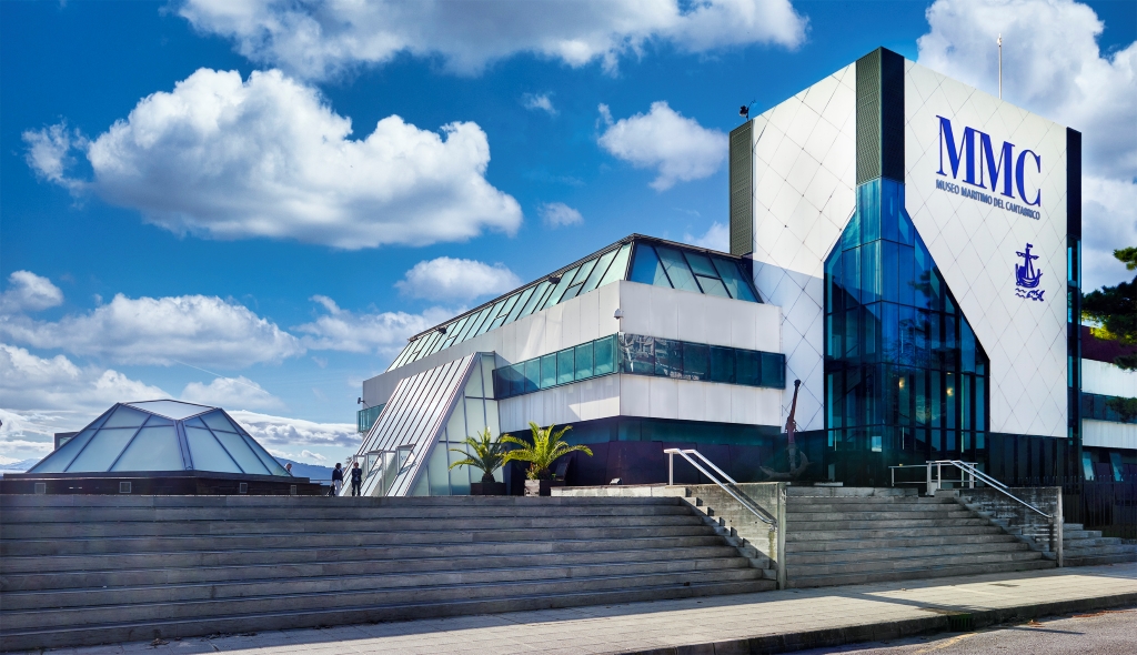 Cantabrian Maritime Museum: Walking among the sharks