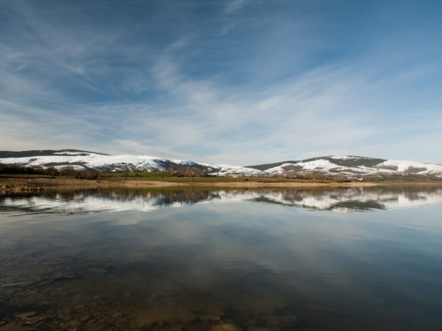 Reflejo-del-pantano-y-de-La-Costana-visto-desde-Bustamante