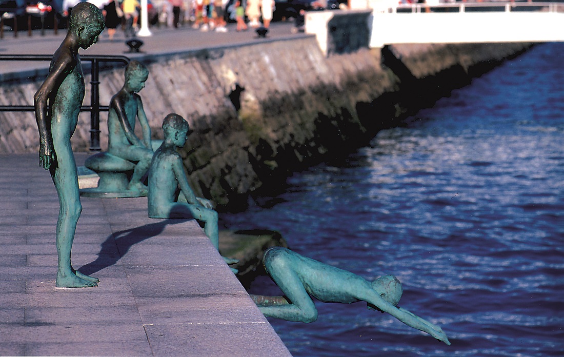 Monumento a Los Raqueros in Santander City Centre - Tours and