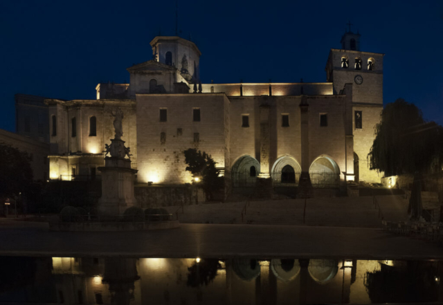 Imagen nocturna de la Catedral de Santander iluminada.