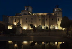 Imagen nocturna de la Catedral de Santander iluminada.