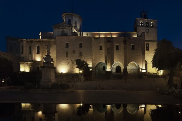 Imagen nocturna de la Catedral de Santander Iluminada