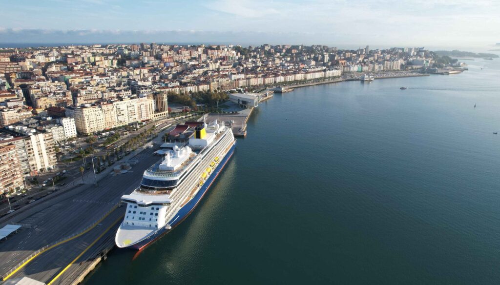 Vista aérea de un crucero en la estación marítima de Santander