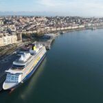 Vista aérea de un crucero en la estación marítima de Santander