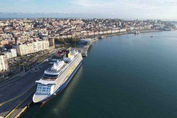 Vista aérea de un crucero en la estación marítima de Santander